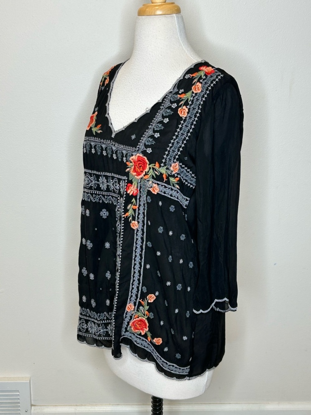 Johnny Was Black Floral Embroidered V-Neck Tunic Rayon Size XS - Picture 7 of 9